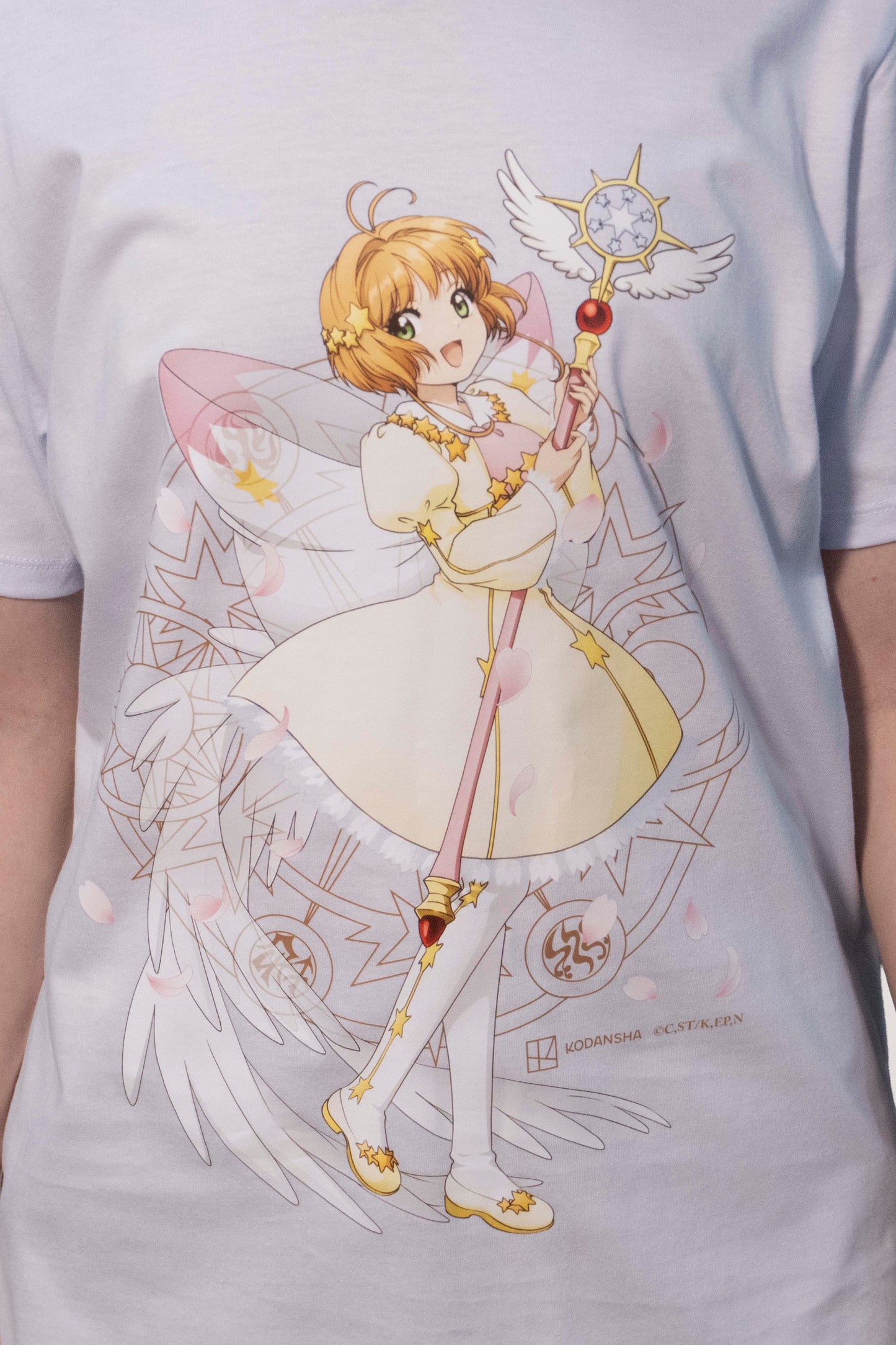 Camiseta Branca Cardcaptor Sakura Traje de Batalha Sakura "Alada"