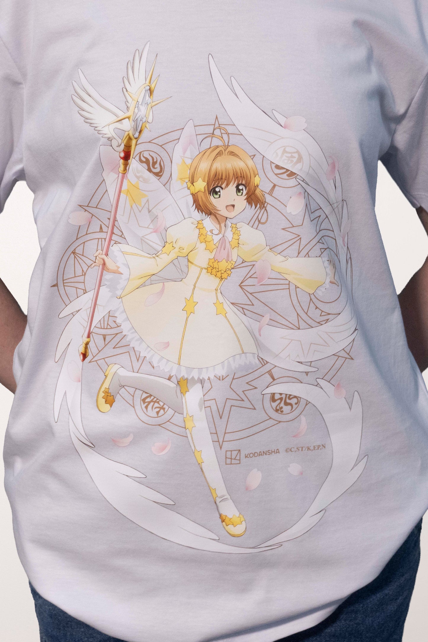 Camiseta Branca Cardcaptor Sakura Traje de Batalha Sakura "Voando"