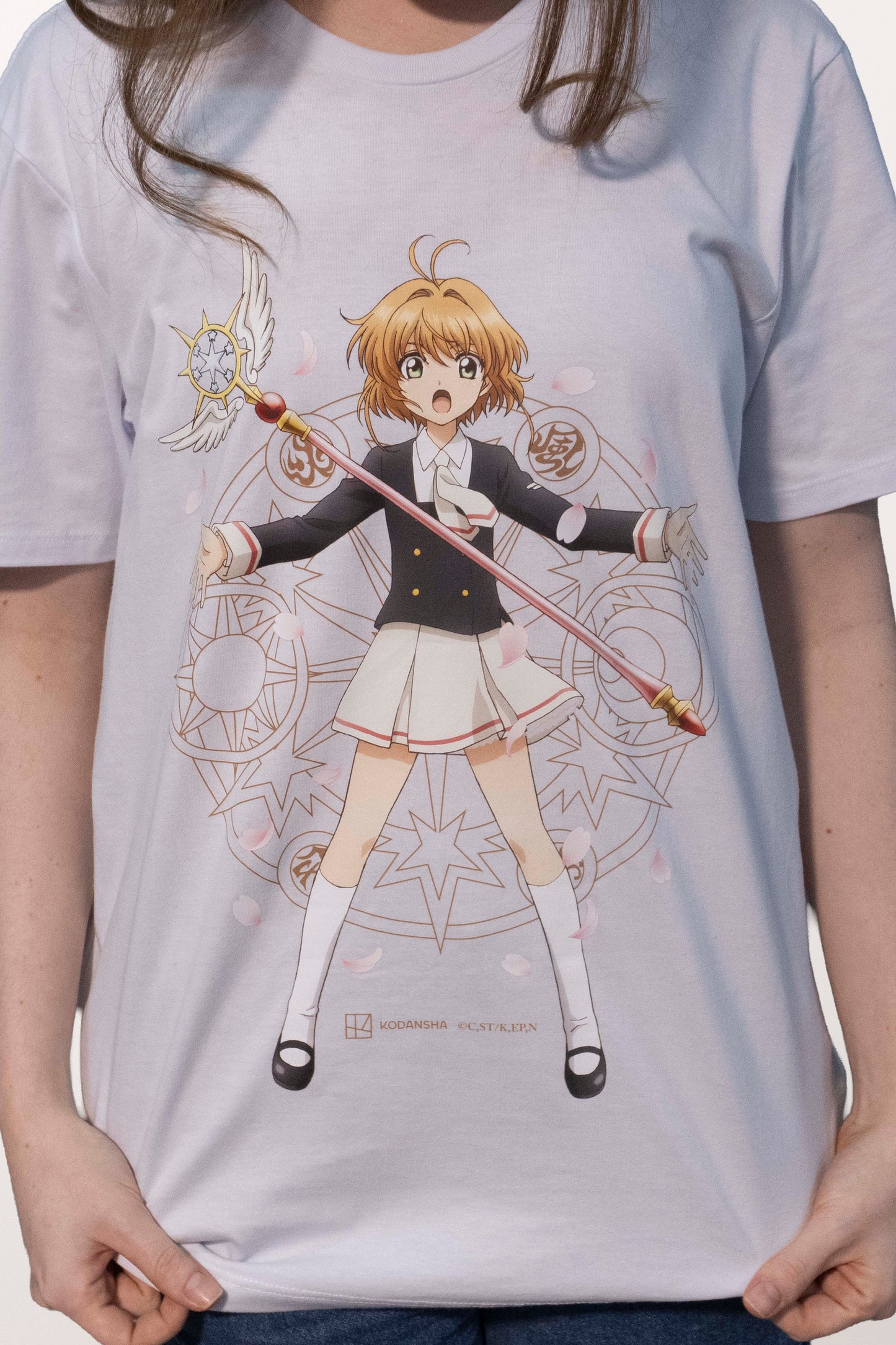 Camiseta Branca Cardcaptor Sakura Uniforme Sakura "Capturando Carta"