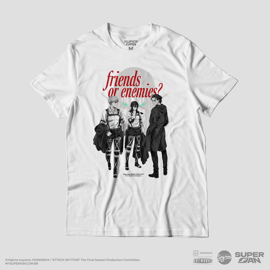 Camiseta Branca Attack on Titan Final Season "Amigos ou Inimigos?"