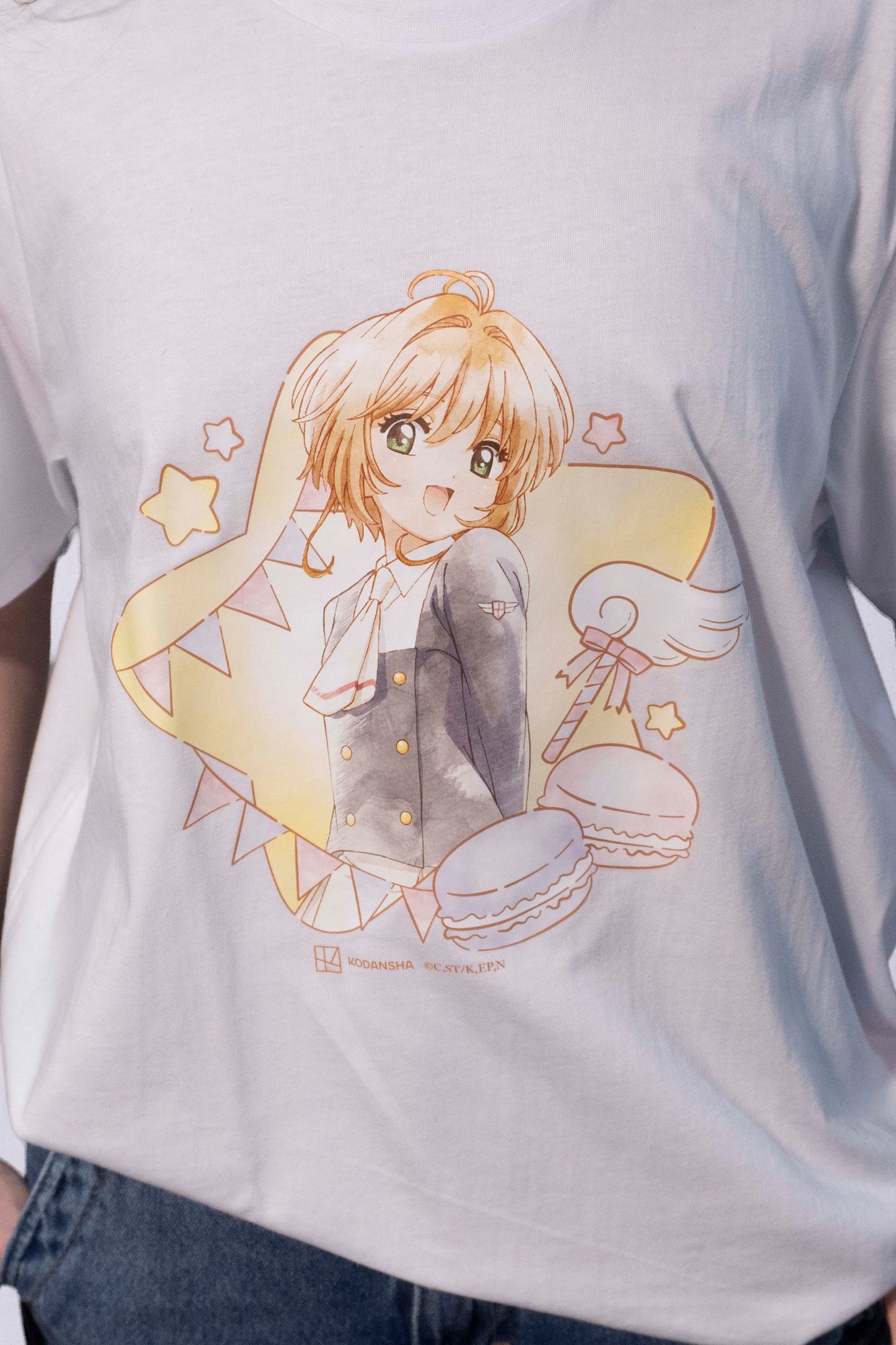 Camiseta Branca Cardcaptor Sakura Escola Tomoeda Sakura "Aquarelada"