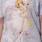Camiseta Branca Cardcaptor Sakura Traje de Batalha Sakura "Alada"