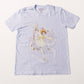 Camiseta Branca Cardcaptor Sakura Traje de Batalha Sakura "Voando"