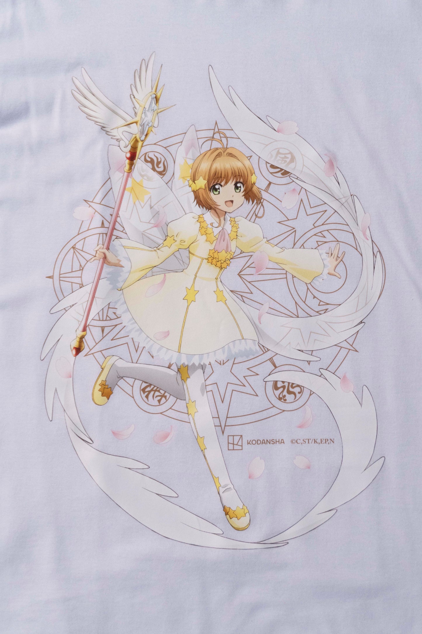 Camiseta Branca Cardcaptor Sakura Traje de Batalha Sakura "Voando"
