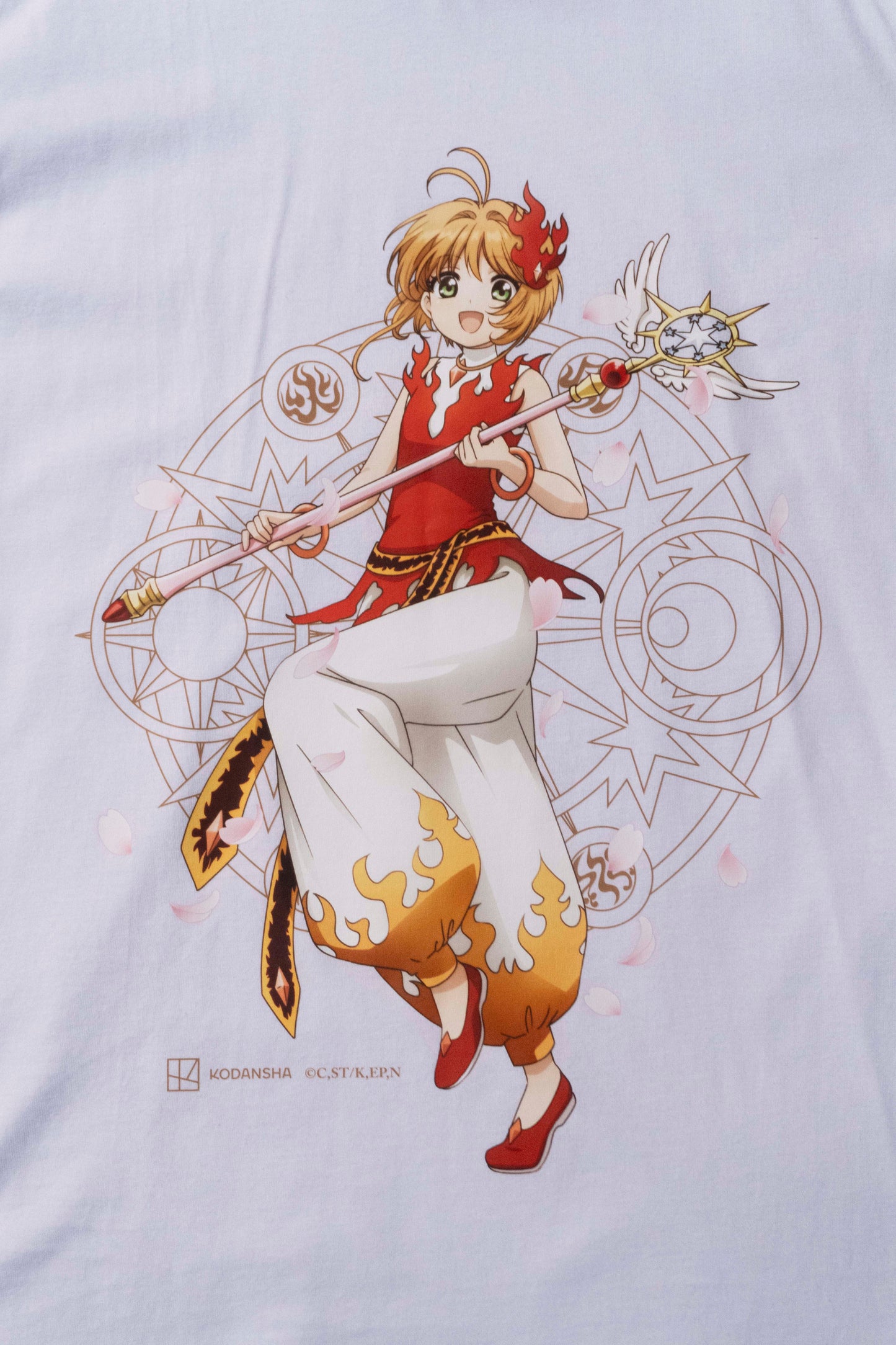 Camiseta Branca Cardcaptor Sakura Traje de Batalha Sakura "Chamas"