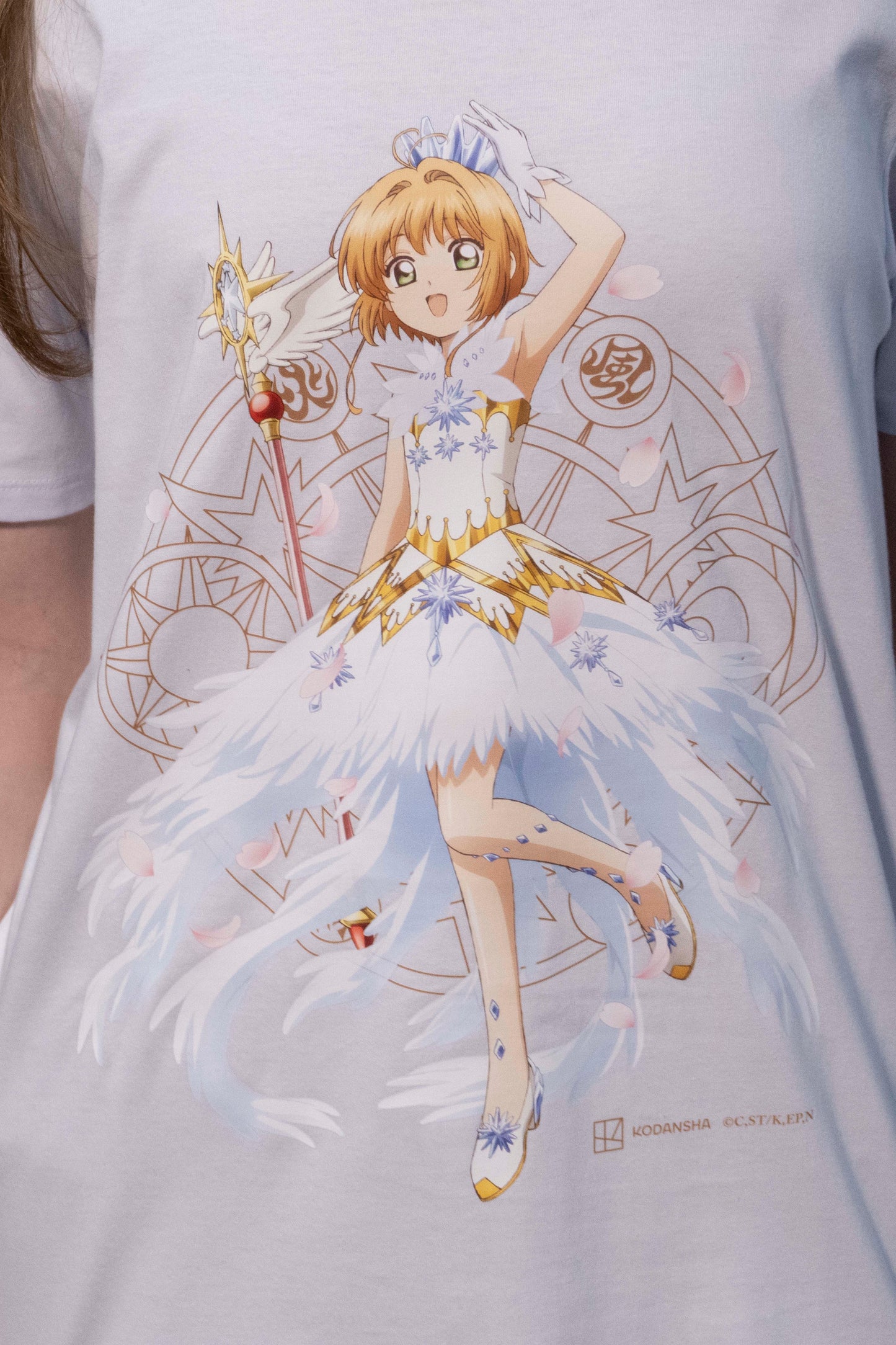 Camiseta Branca Cardcaptor Sakura Traje de Batalha Sakura "Vestido"