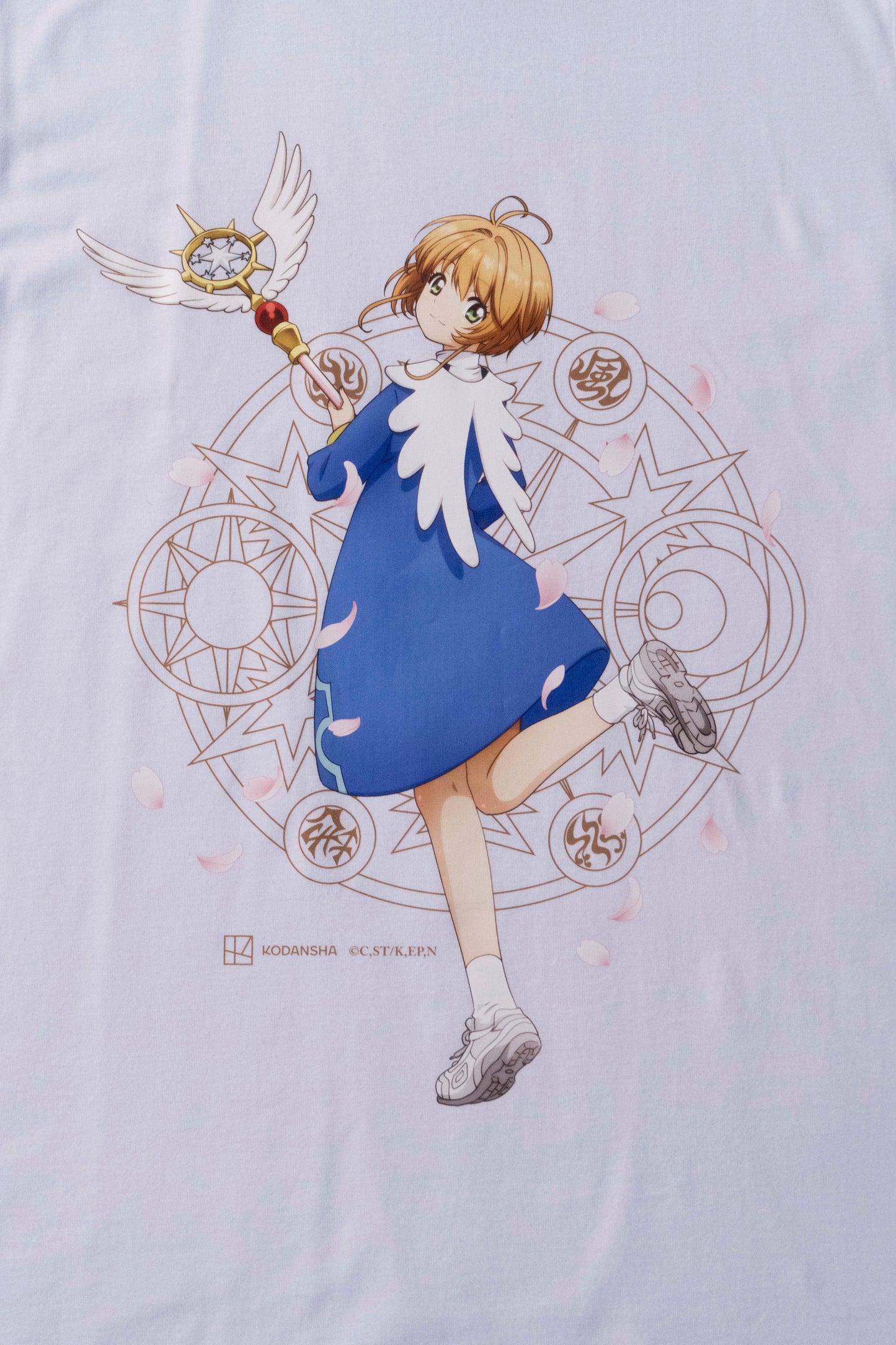 Camiseta Branca Cardcaptor Sakura Traje de Batalha Sakura "Asas"