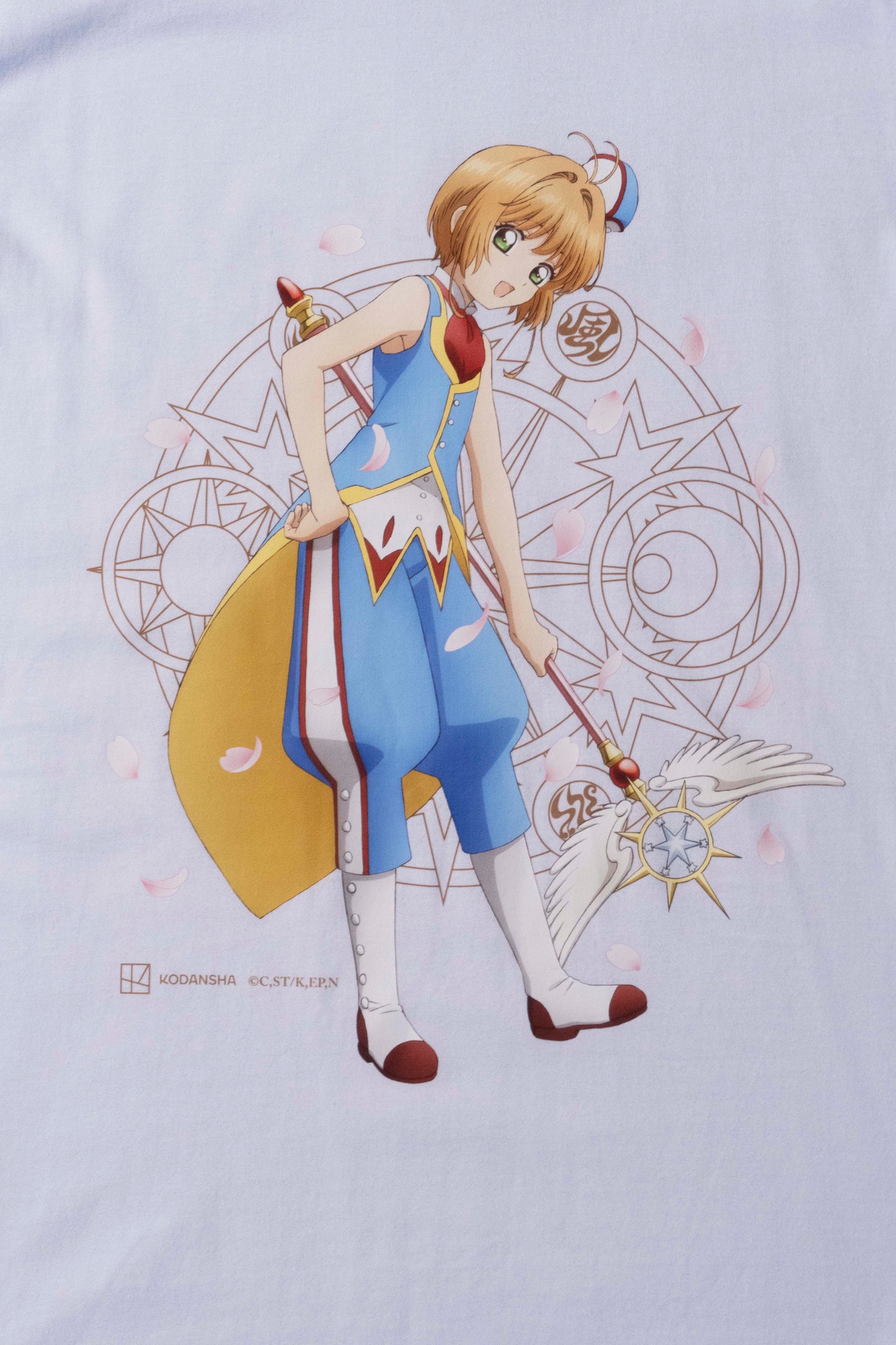 Camiseta Branca Cardcaptor Sakura Traje de Batalha Sakura "Circense"