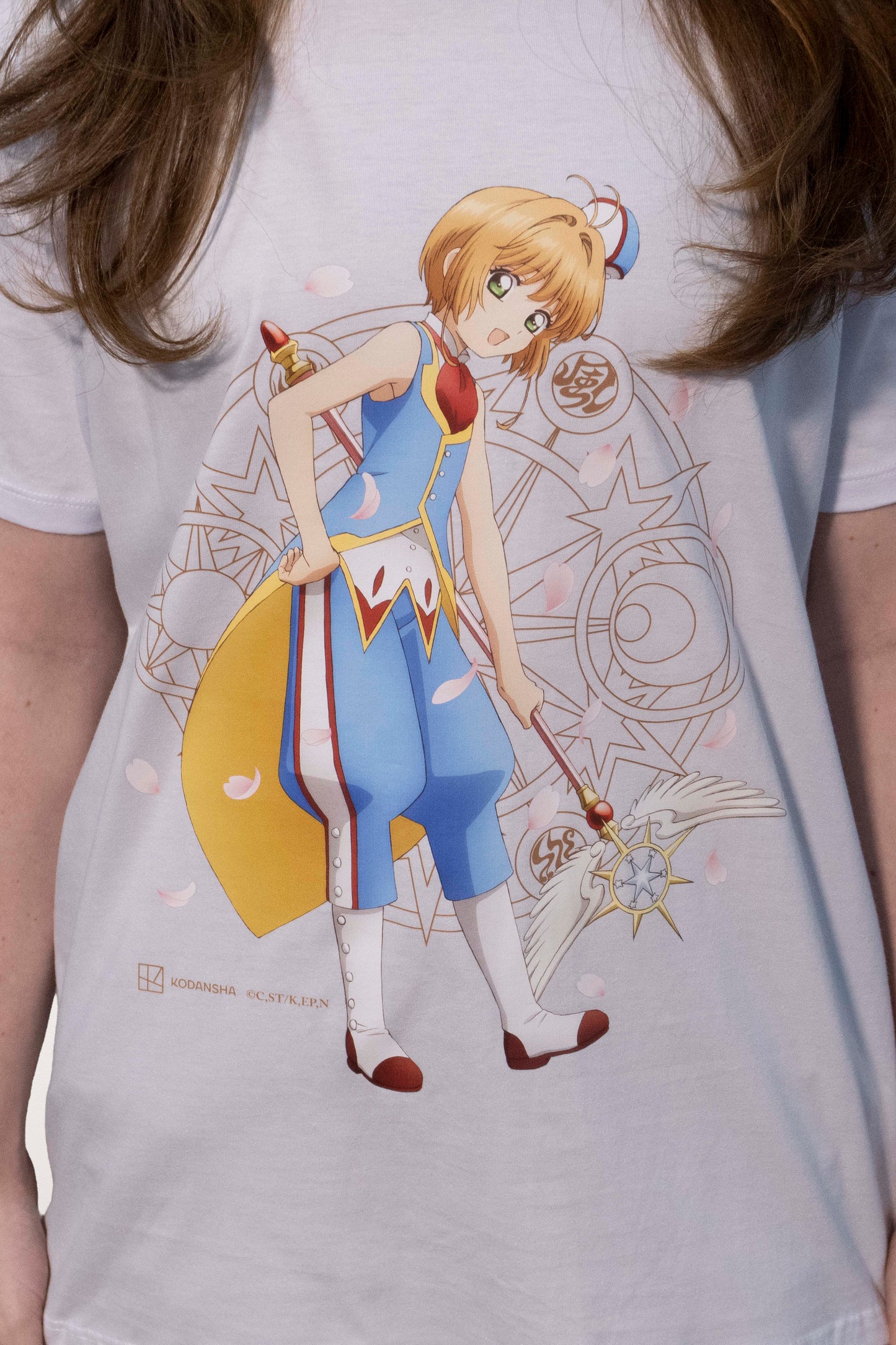 Camiseta Branca Cardcaptor Sakura Traje de Batalha Sakura "Circense"
