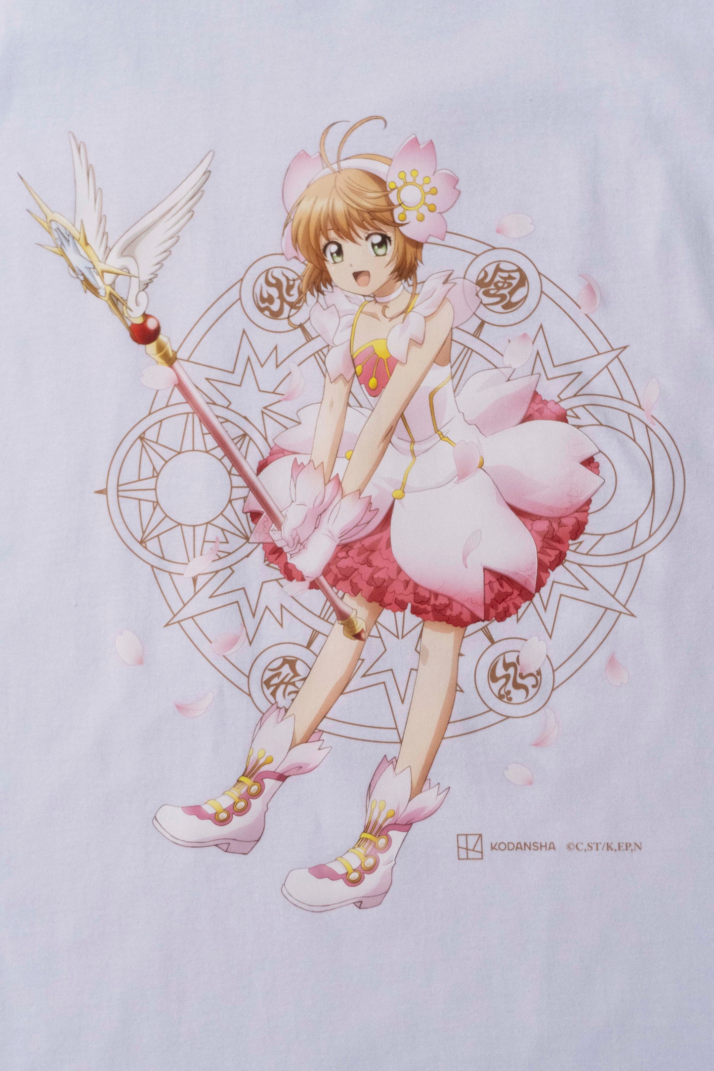 Camiseta Branca Cardcaptor Sakura Traje de Batalha Sakura "Flores"