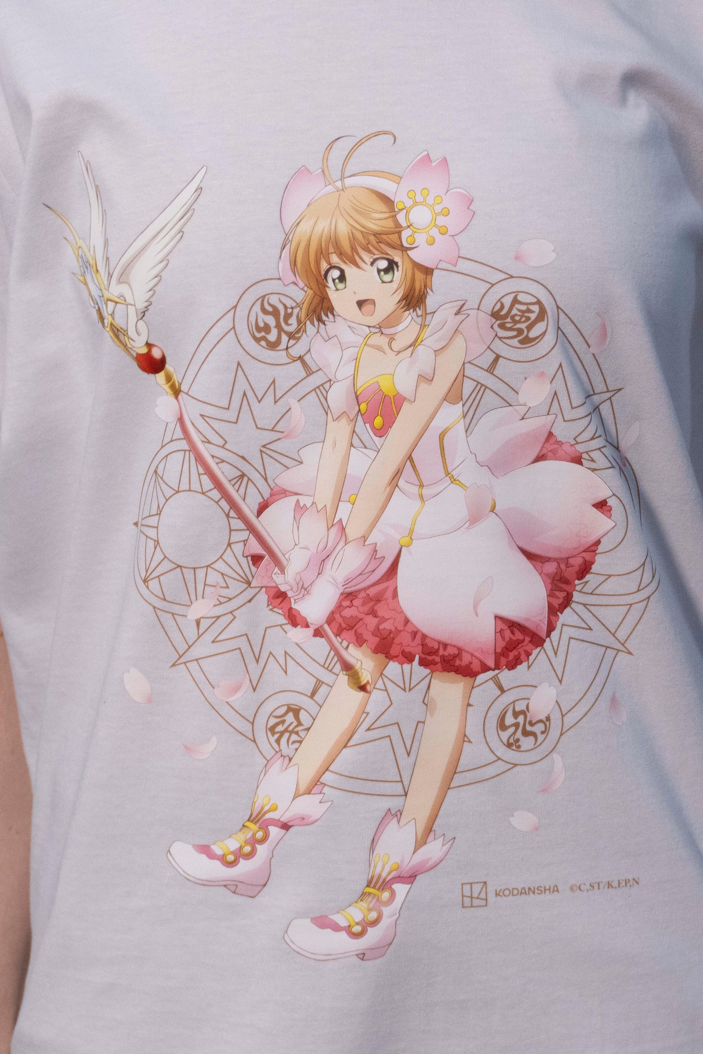 Camiseta Branca Cardcaptor Sakura Traje de Batalha Sakura "Flores"