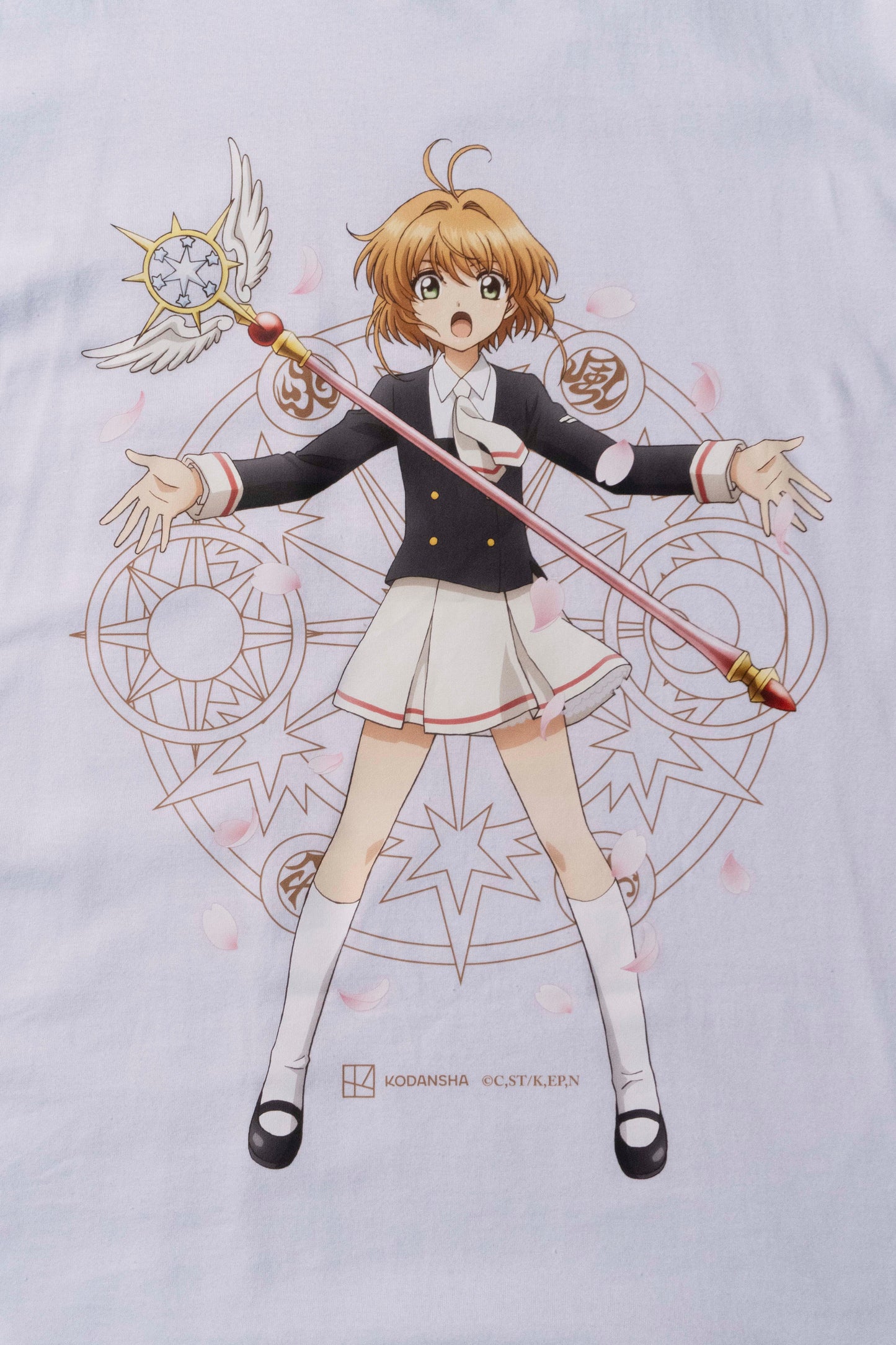Camiseta Branca Cardcaptor Sakura Uniforme Sakura "Capturando Carta"