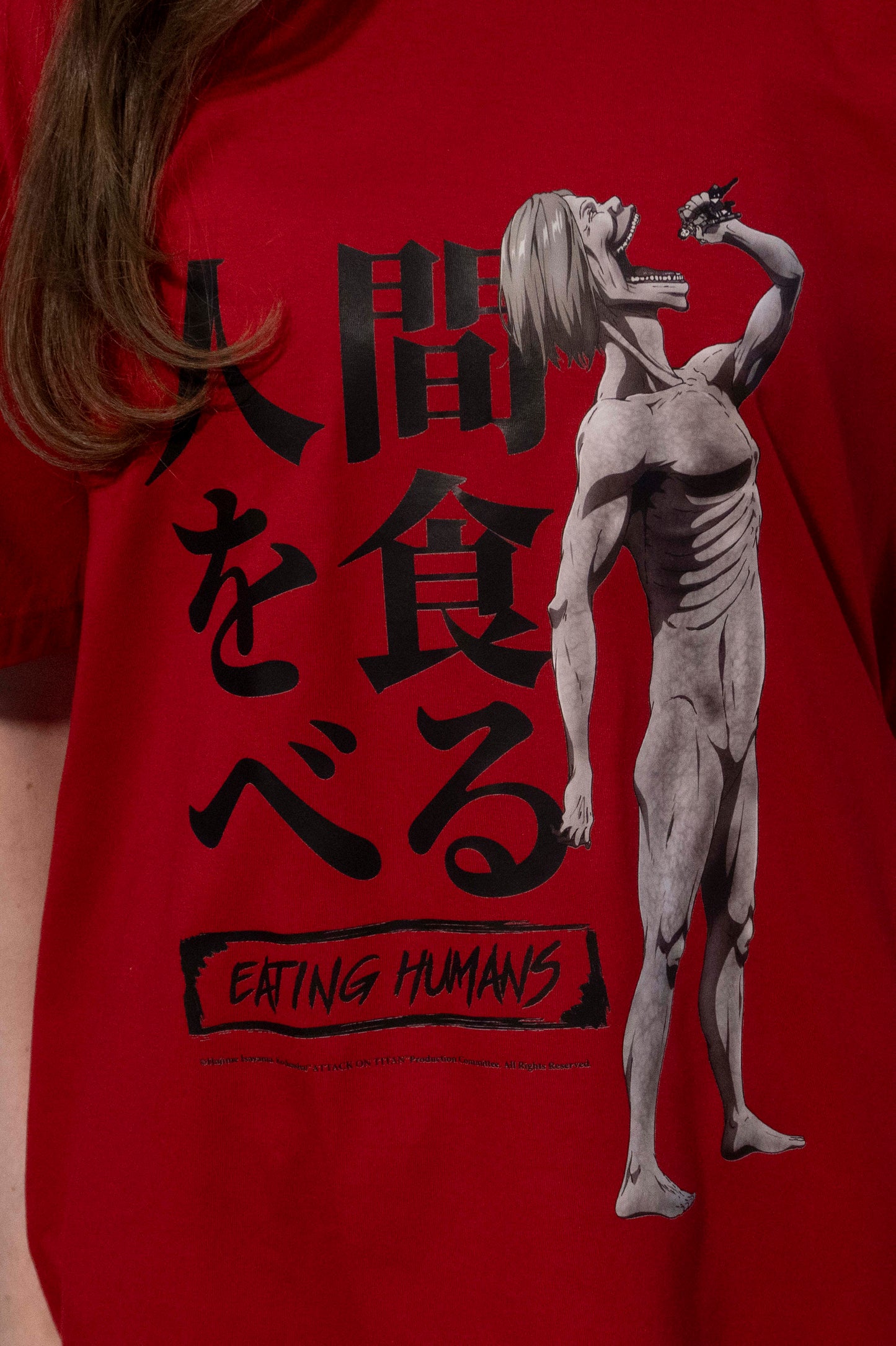 Camiseta Vermelha Attack on Titan Devorando Humanos
